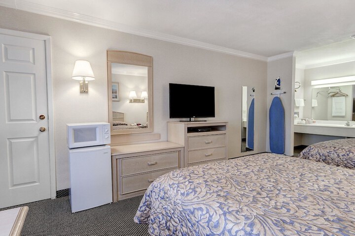 Room 17 of 28