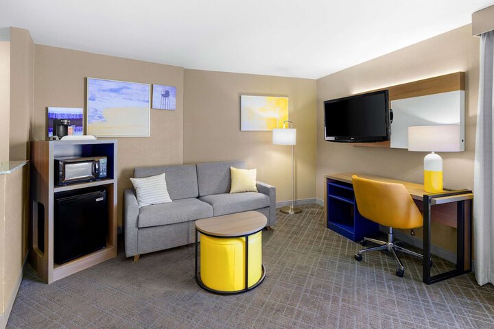 1 King Bed Suite Accessible (8 of 14)