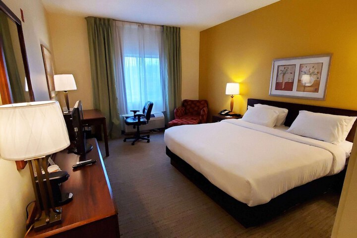 1 King Bed (9 of 12)