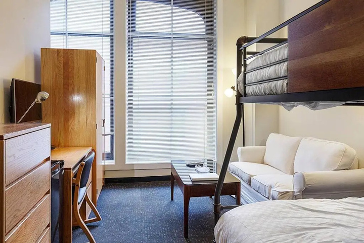 Room 6 of 12