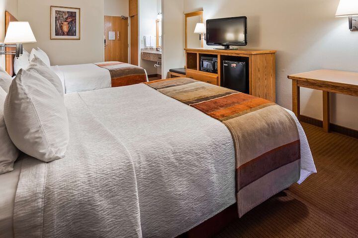 1 Queen Accessible Comms Assist Roll in Shower Microwave, Refrigerator WiFi Full Breakfast (5 of 7)