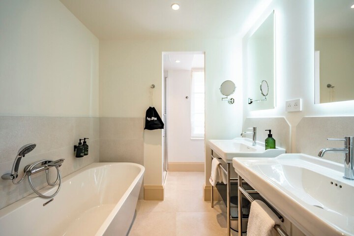 Room 52 of 79