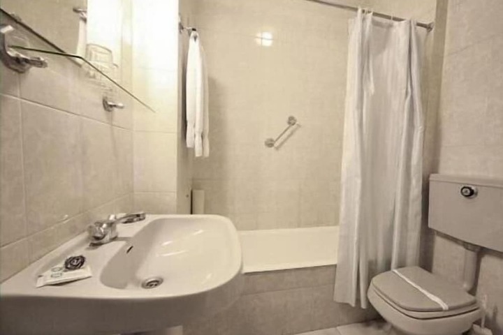 Room 16 of 28