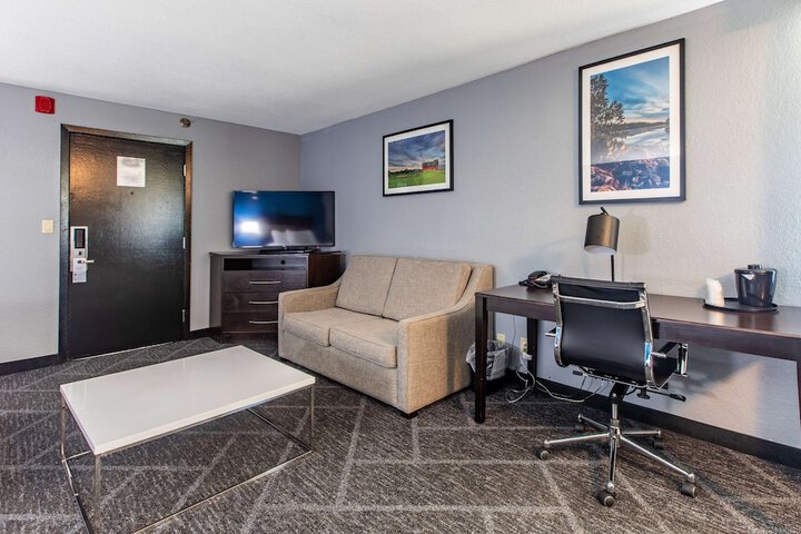2 Queen Beds Executive Room Living Room Wet Bar Microwave and Refrigerator Bath and Shower Full Breakfast (27 of 34)
