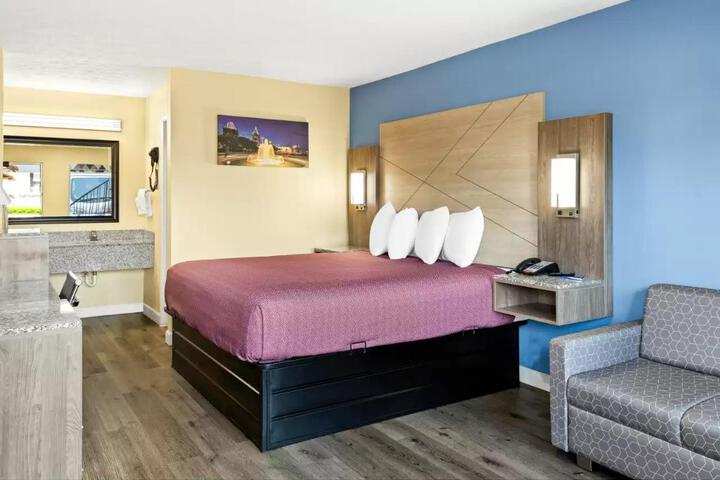 1 King Bed (13 of 18)