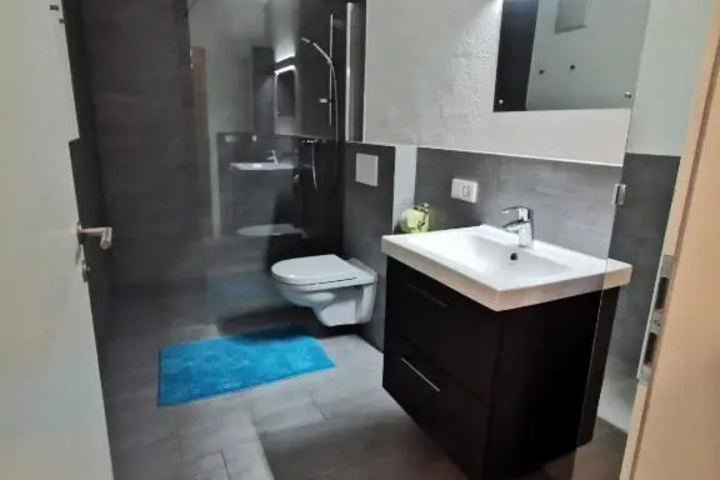 Room 5 of 11