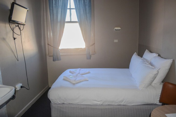 Room 28 of 62
