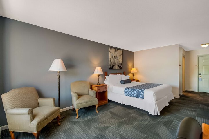 1 King Bed Mobility Accessible Communication Assistance Roll in Shower Full Breakfast (6 of 18)