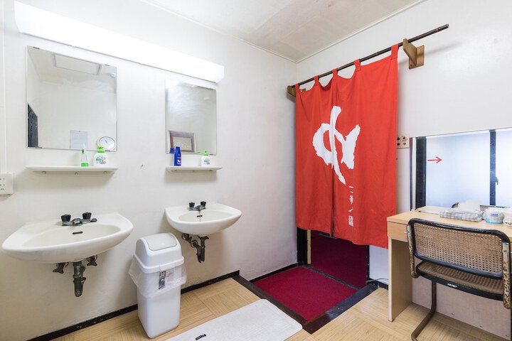 Room 18 of 48