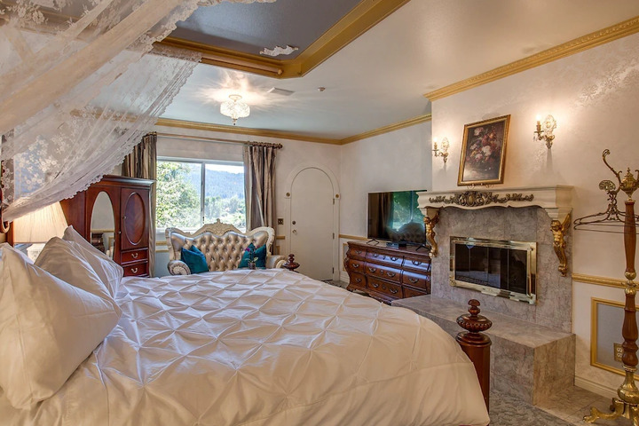 Room 2 of 10