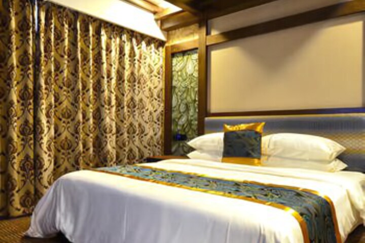 Room 2 of 8