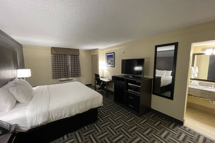 1 King Bed (6 of 20)