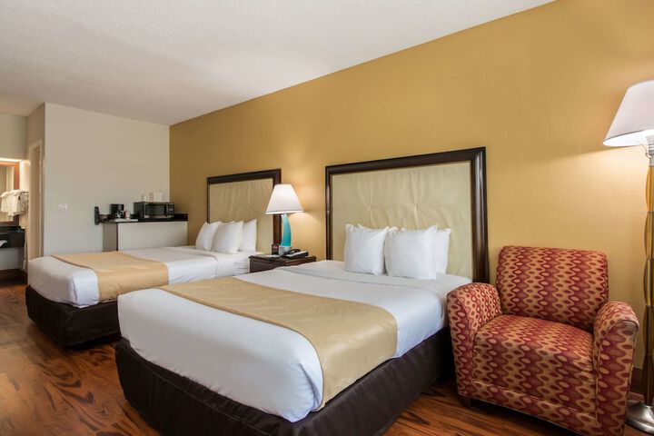 1 Queen Bed (15 of 17)
