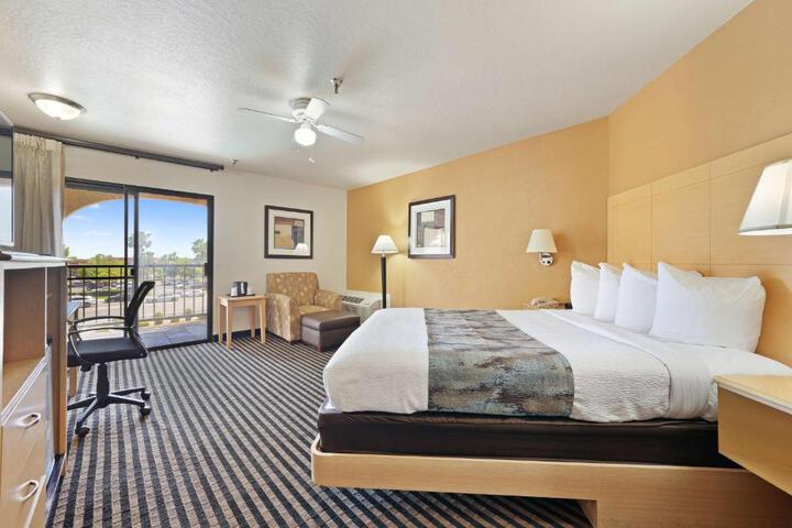 2 Queen Beds High Speed Internet Accessible Microwave and Refrigerator Safe Full Breakf (8 of 34)