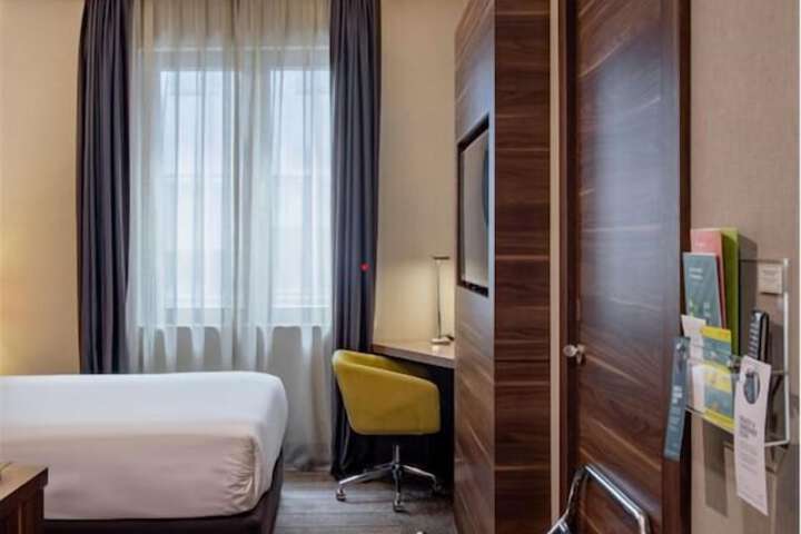 Room 34 of 109