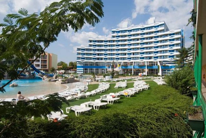 Hotel with Pool