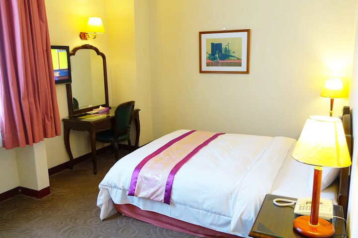 Room 11 of 33