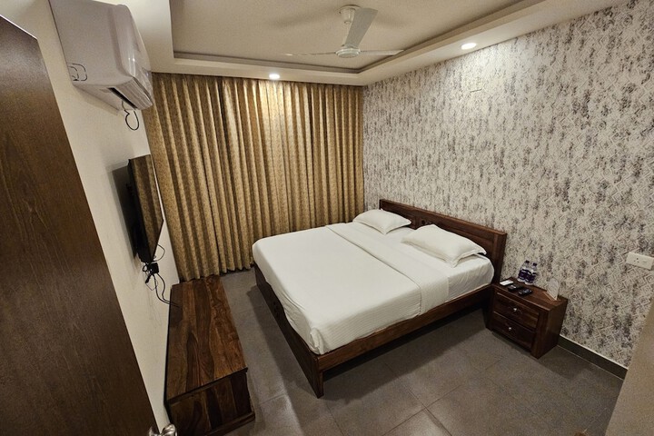 Room 7 of 25