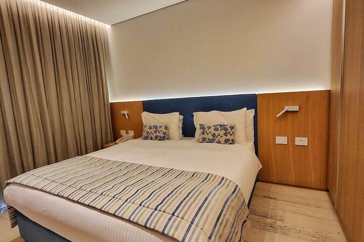 Room 9 of 64
