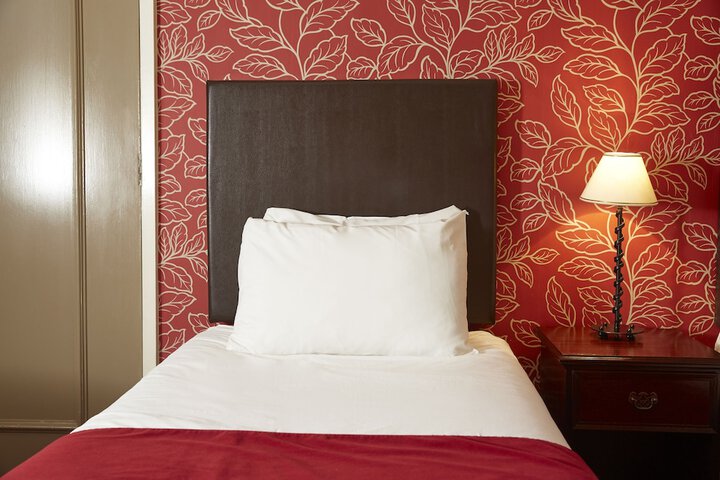 Room 32 of 66