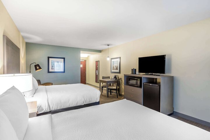 2 Queen Beds (17 of 19)