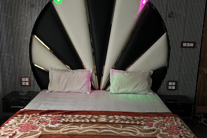 Room 10 of 30