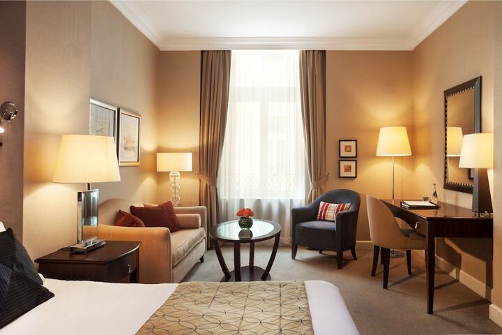 Room 13 of 80