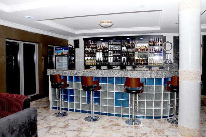 Lounge 11 of 16