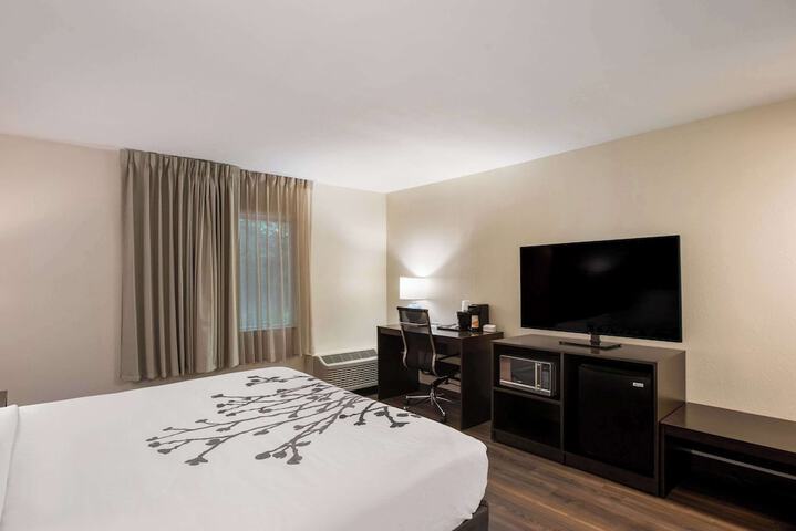 1 King Bed (2 of 18)