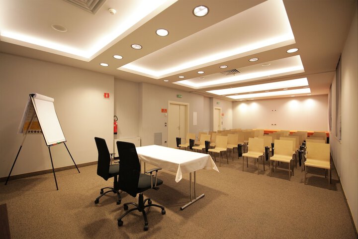 Business Center 44 of 47