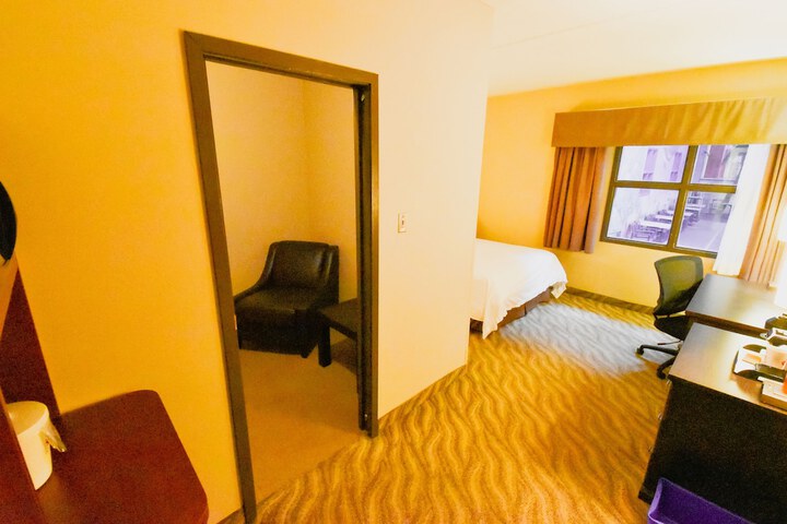Room 6 of 42