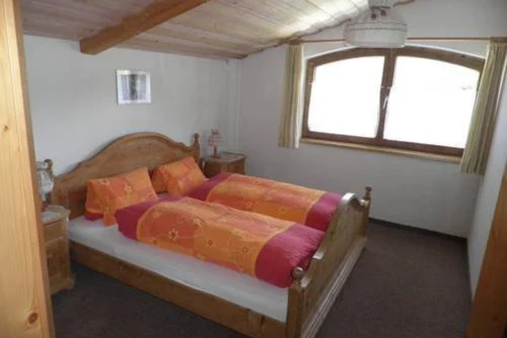 Room 4 of 16