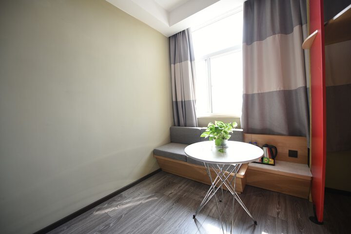 Room 4 of 25