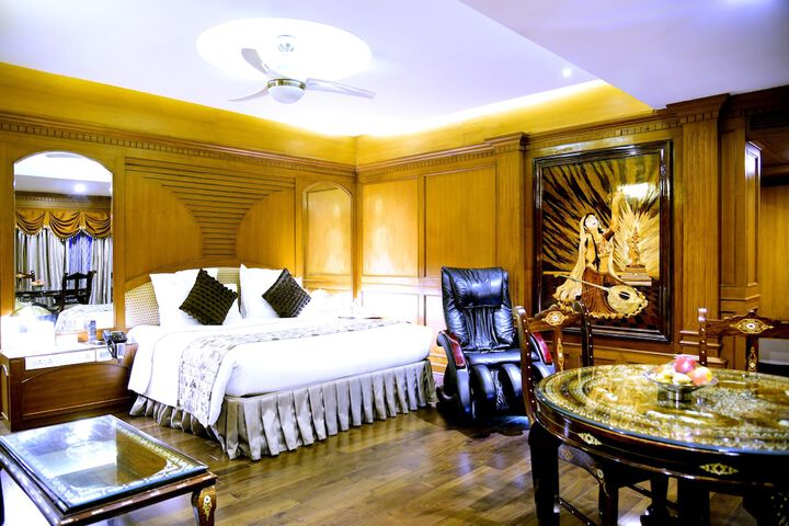 Room 6 of 33