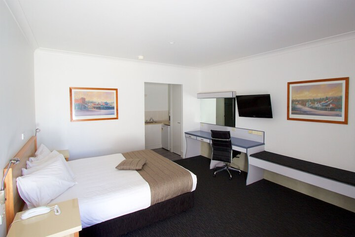 Room 10 of 28