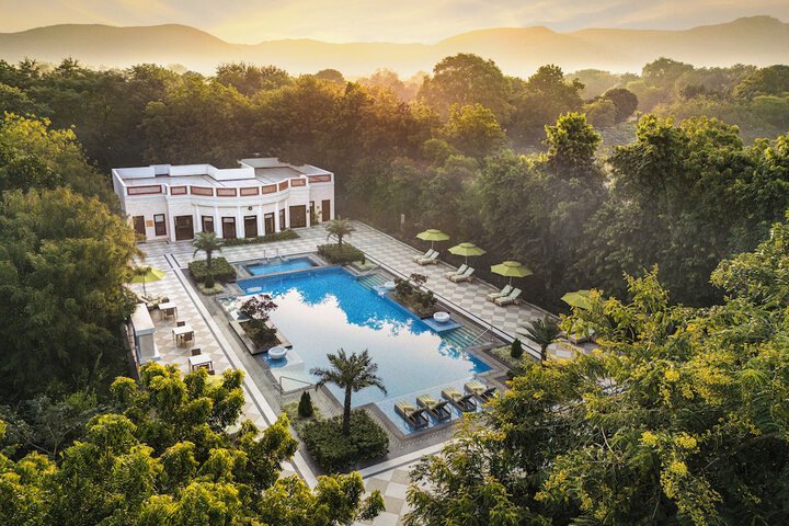Hotel with Pool