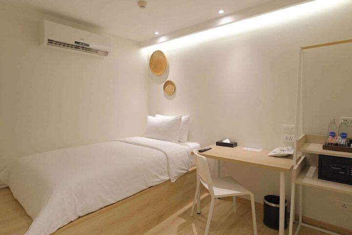 Room 10 of 31