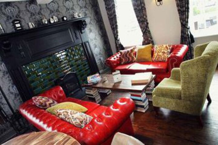 Lounge 34 of 61