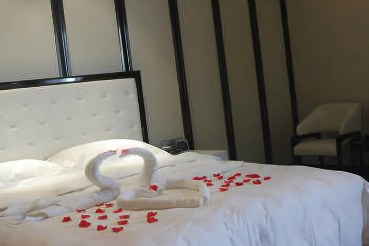 Room 4 of 20