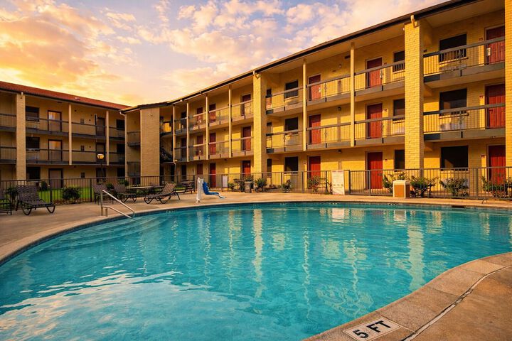 Hotel Pool
