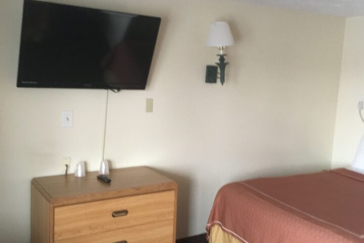 1 Queen Bed (12 of 14)