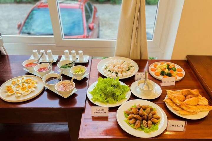 Dining 35 of 42