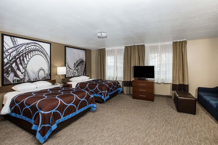 1 Queen Bed (1 of 11)