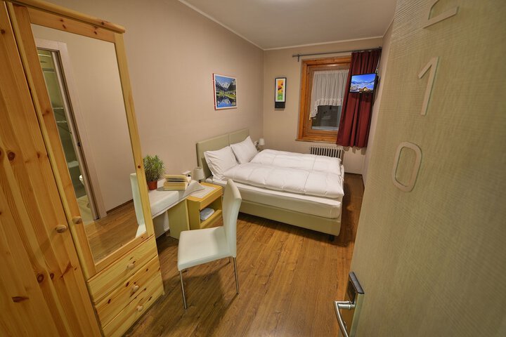 Room 14 of 77