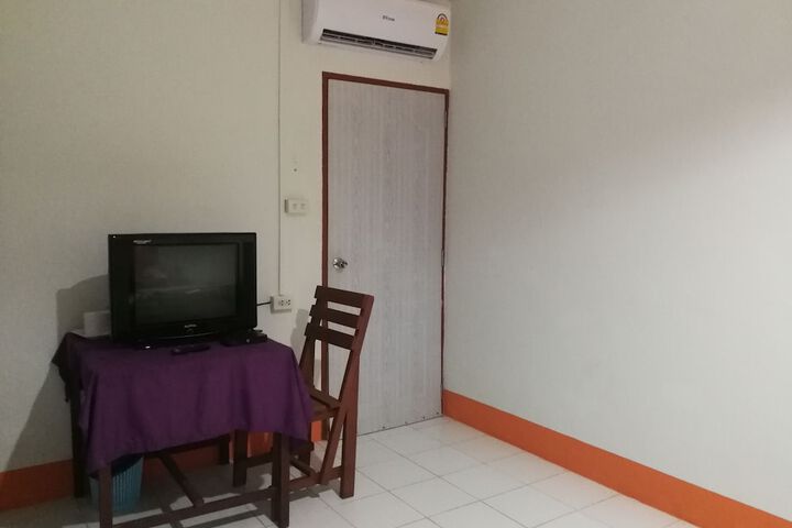 Room 4 of 8