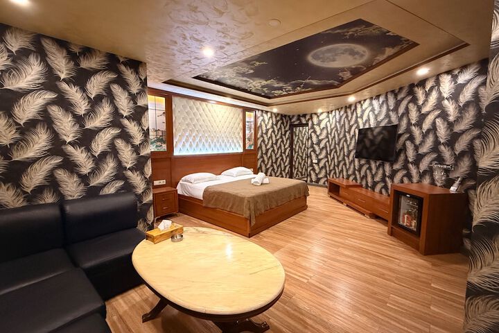 Room 10 of 34