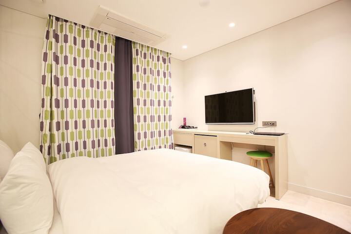 Room 9 of 42