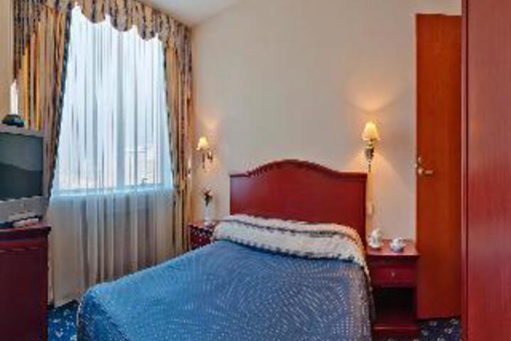 Room 5 of 8