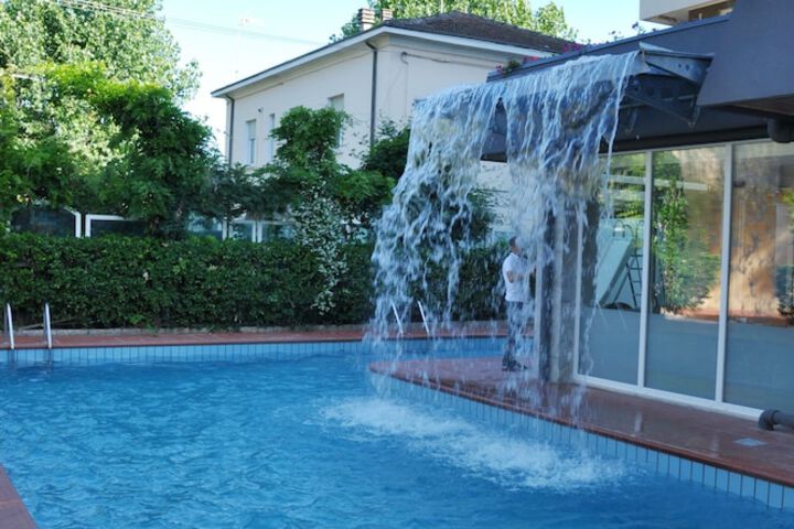 Pool 9 of 15