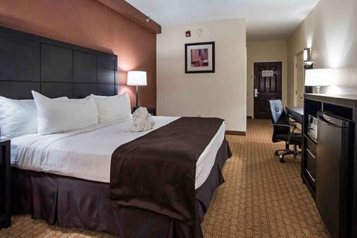 1 King Bed Microwave and Refrigerator WiFi Full Breakfast (1 of 9)